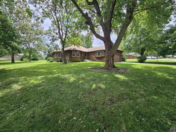 1205 Wentley Dr, Hiawatha, KS 66434
