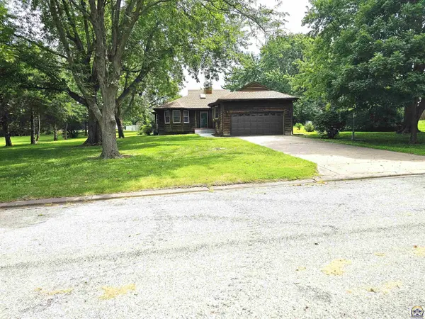 1205 Wentley Dr, Hiawatha, KS 66434