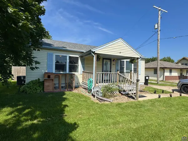 806 N First St, Hiawatha, KS 66434