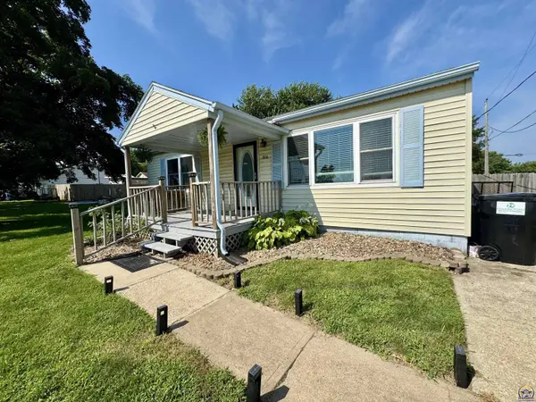 806 N First St, Hiawatha, KS 66434