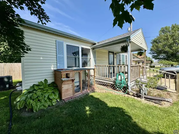 806 N First St, Hiawatha, KS 66434
