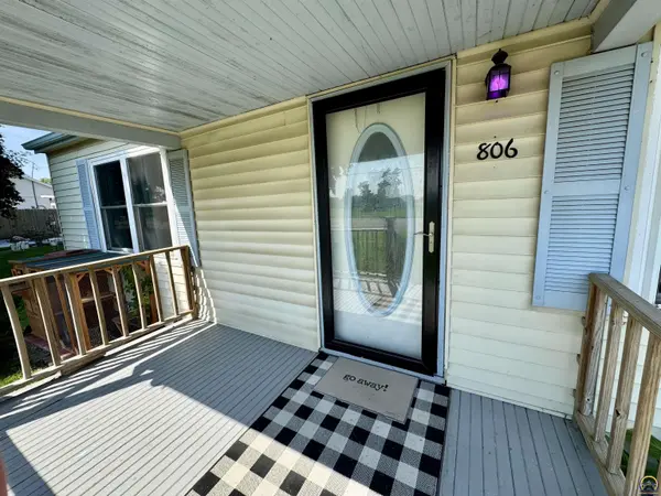 806 N First St, Hiawatha, KS 66434