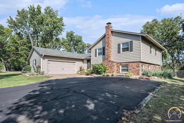 906 NE Dogwood LN, Topeka, KS 66617