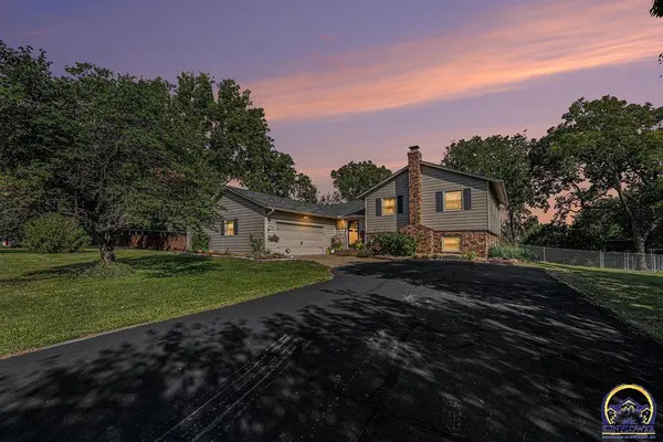 906 NE Dogwood LN, Topeka, KS 66617