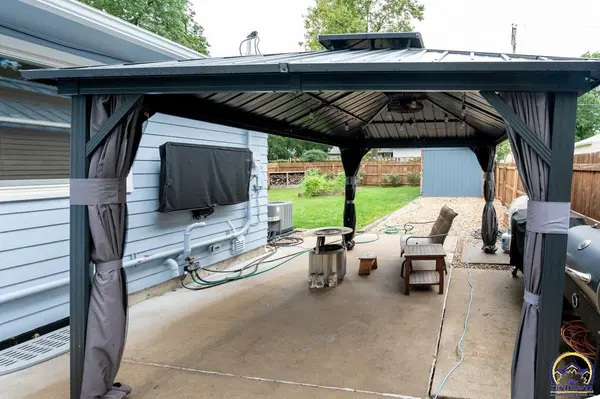 1921 SW Crest DR, Topeka, KS 66604