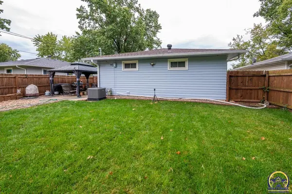 1921 SW Crest DR, Topeka, KS 66604