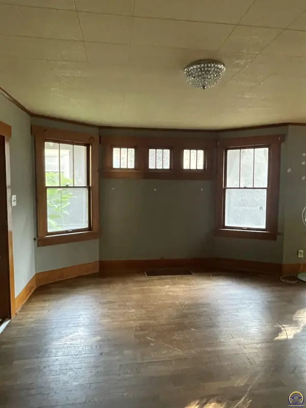 312 SW Elmwood AVE, Topeka, KS 66606
