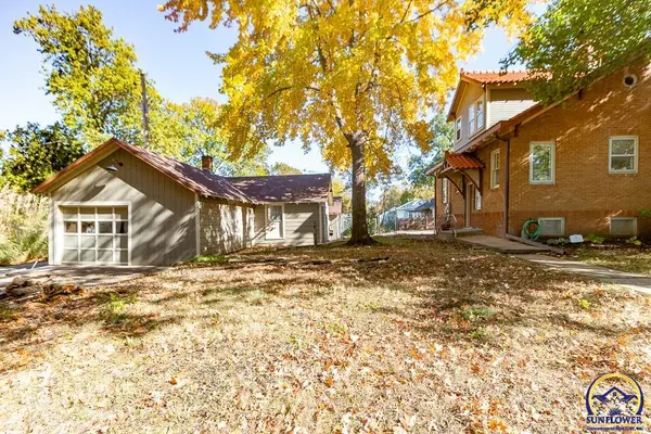 2330 SW Hazelton CT, Topeka, KS 66606