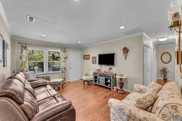 4236 SW Twilight DR, Topeka, KS 66614