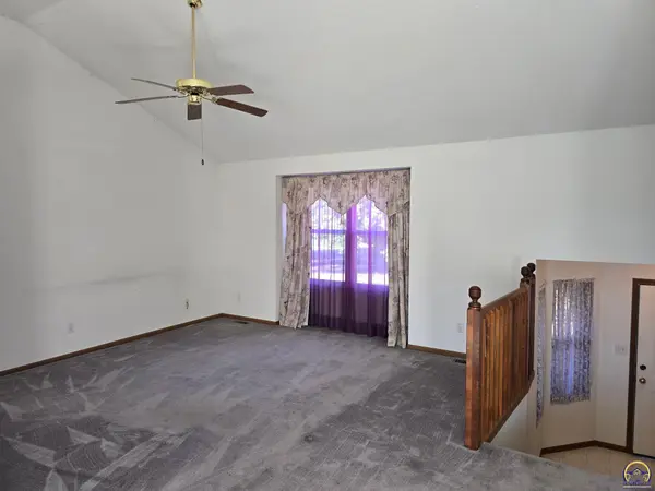 2418 SW Romar RD, Topeka, KS 66614
