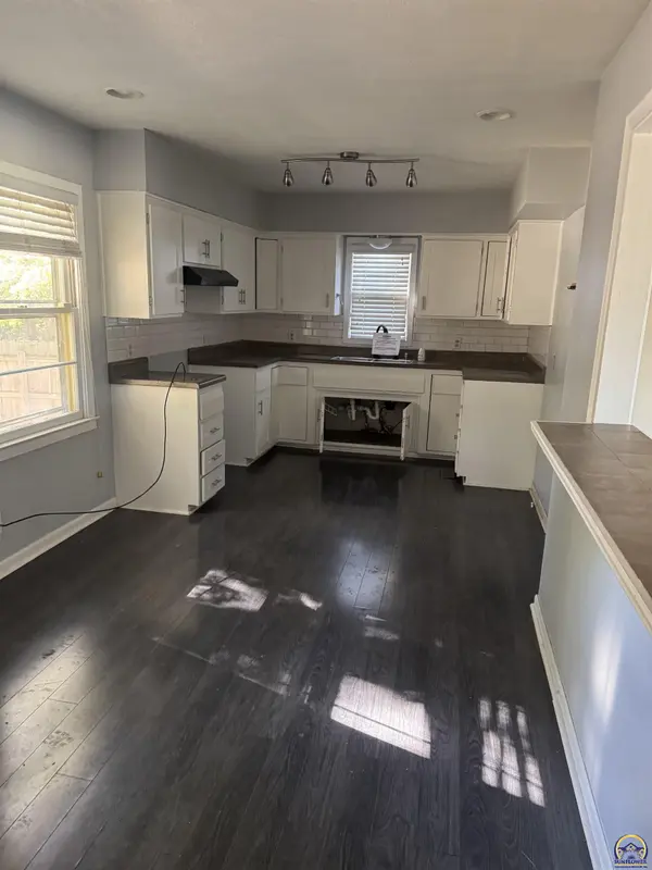 1647 SW 21st St, Topeka, KS 66604