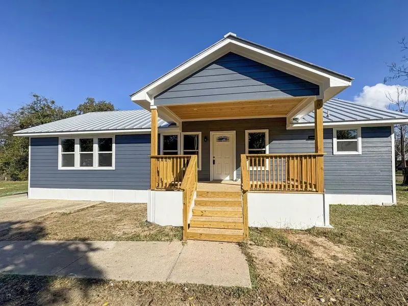 1902 N Fannin Ave, Cameron, TX 76520
