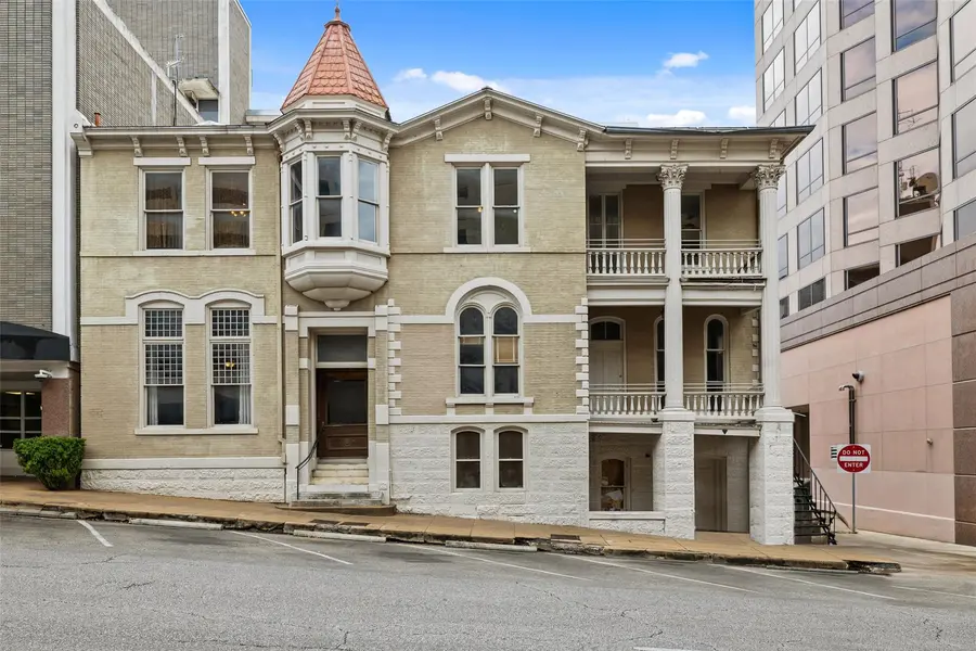 109 E 10th ST, Austin, TX 78701