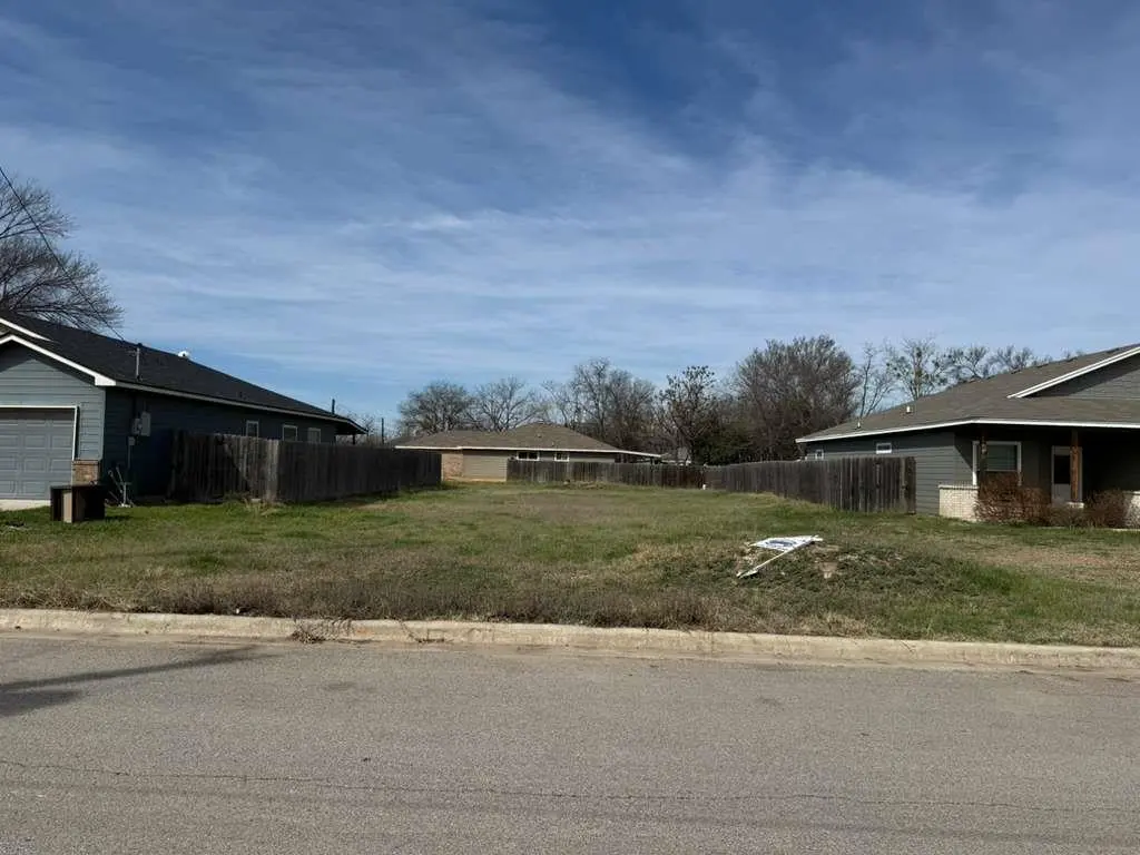 612 Briggs ST, Lampasas, TX 76550