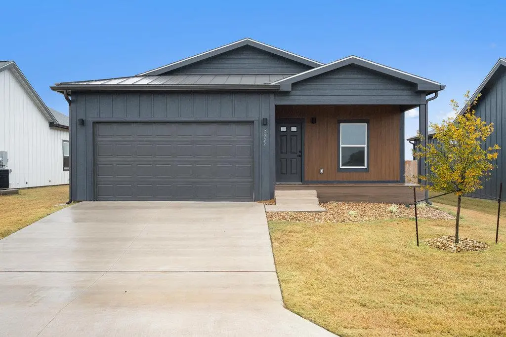 2027 Applewood DR, Lockhart, TX 78644