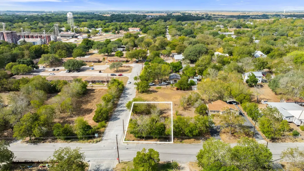 901 N Blanco ST, Lockhart, TX 78644