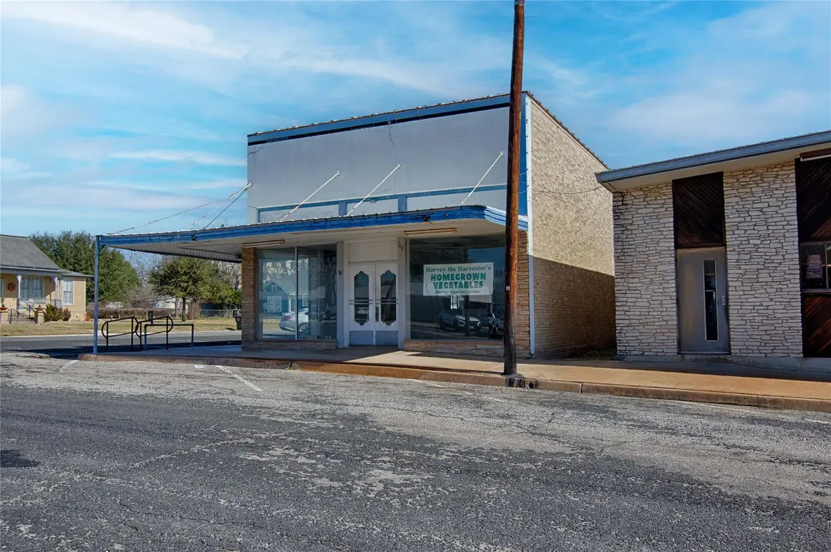 702 Upton Ave, Schulenburg, TX 78956