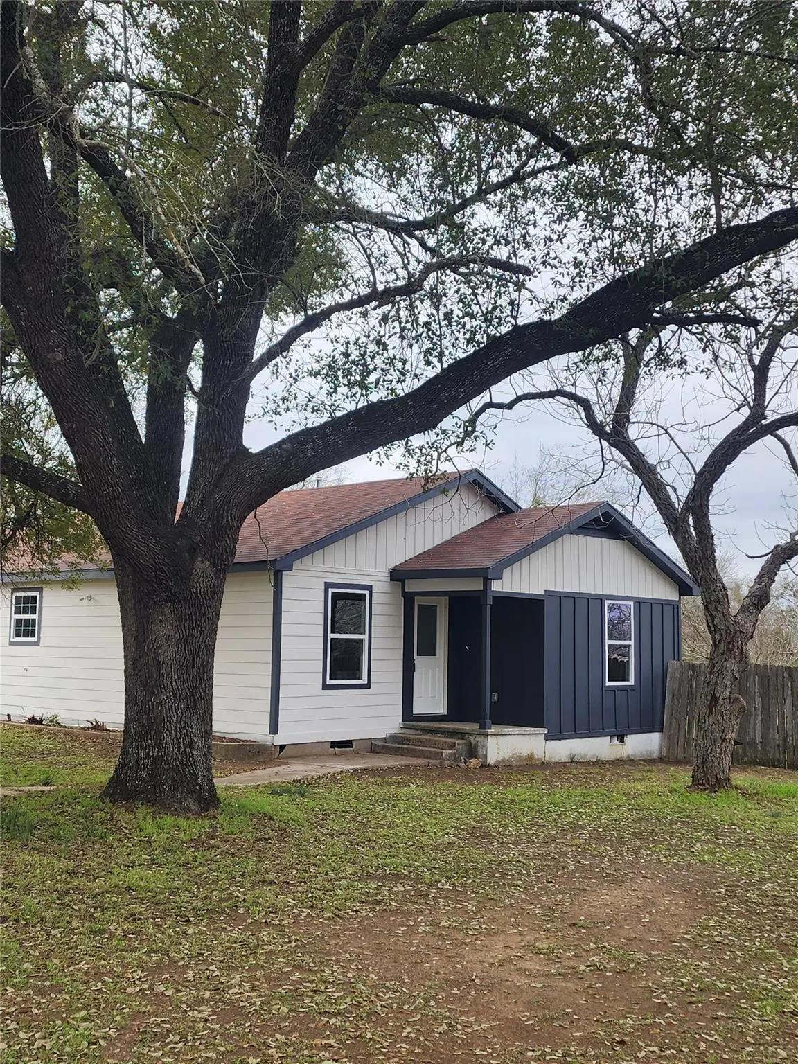 928 E Cameron Ave, Rockdale, TX 76567