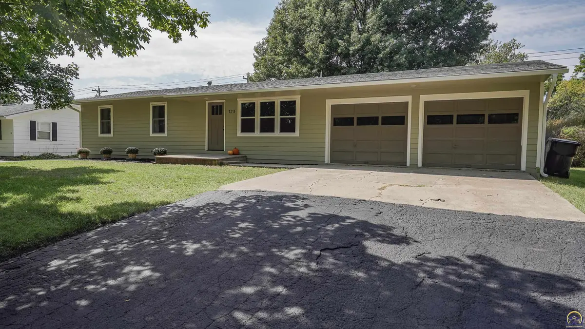 123 Lincoln AVE, Holton, KS 66436