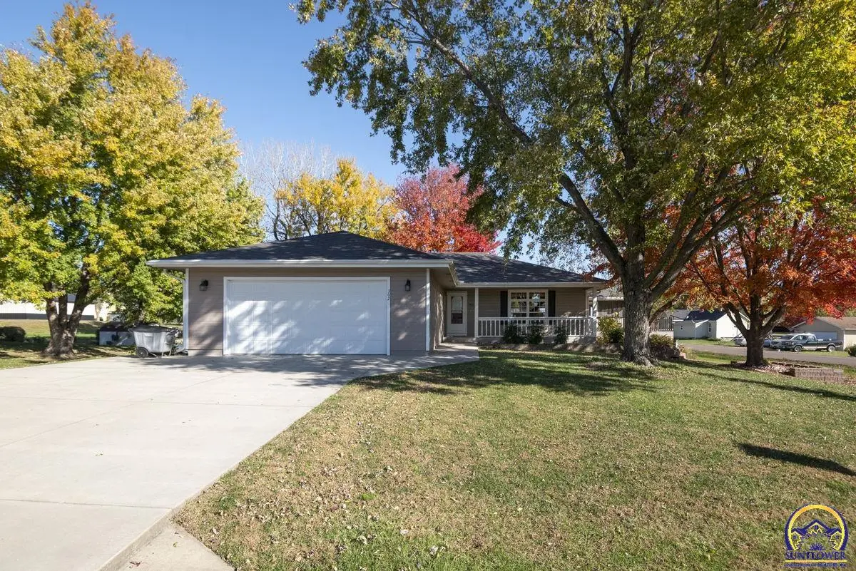 302 Sunset LN, Maple Hill, KS 66507