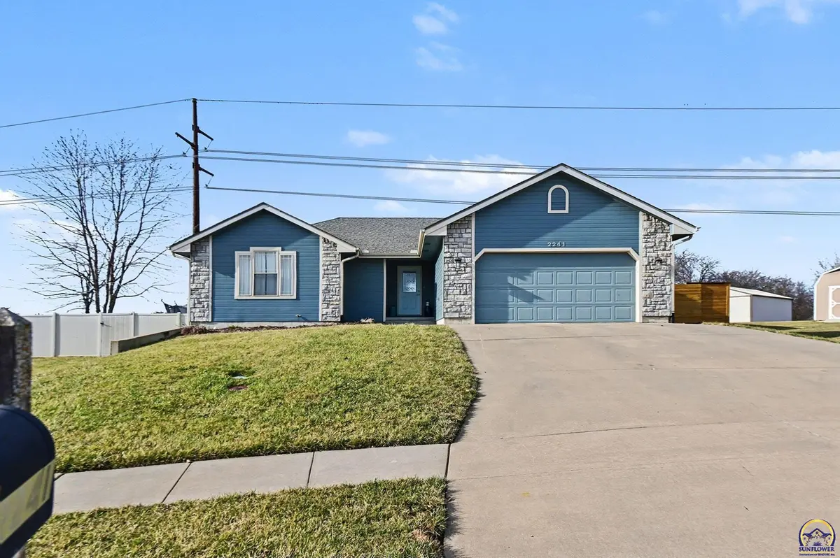 2241 SE Moorefield CT, Tecumseh, KS 66542