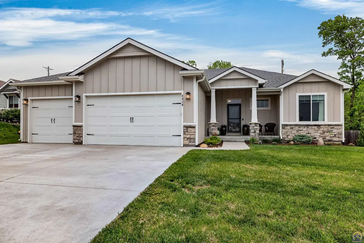 2218 SE Saturn DR, Topeka, KS 66605