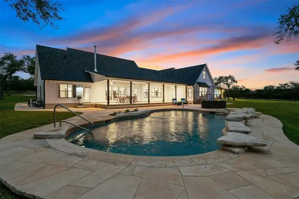 333 Stallion LN, Dripping Springs, TX 78620