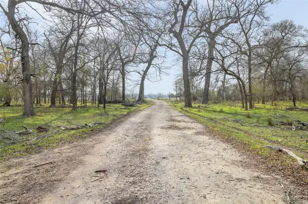 1144 Treetop LN, Luling, TX 78648