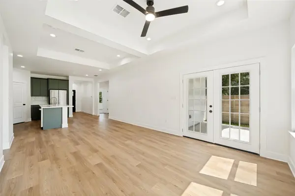 889 S Leon, Giddings, TX 78942