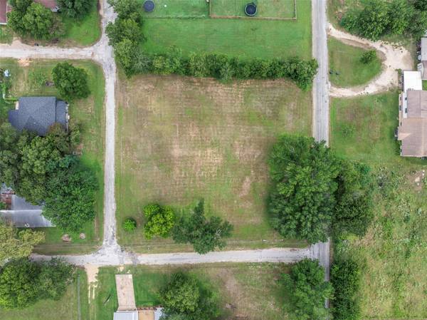 320 Douglas ST #2, Lexington, TX 78947