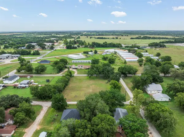 320 Douglas ST #2, Lexington, TX 78947