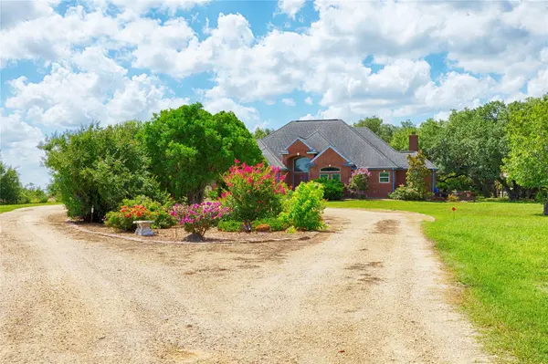 900 Schulze RD, Schulenburg, TX 78949