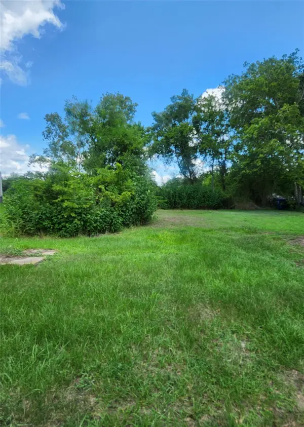 300 E Davitt ST, Eagle Lake, TX 77434