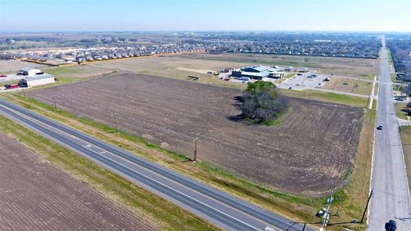 709 Carlos G Parker BLVD NW, Taylor, TX 76574