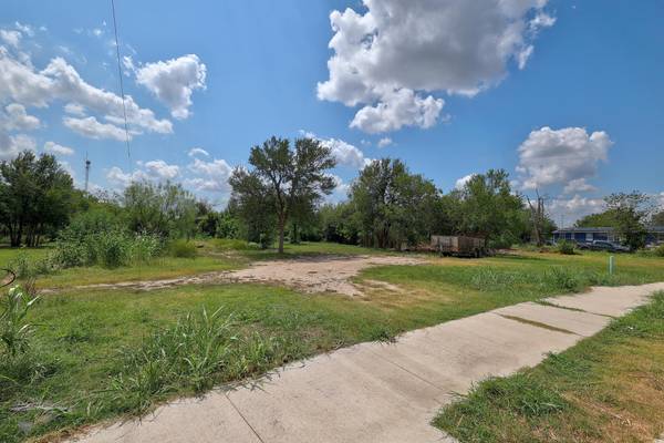 107 N Robinson ST, Taylor, TX 76574