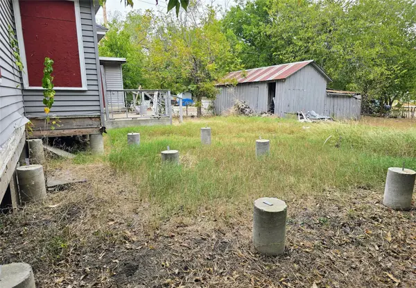 914 Porter &  901 W 5th, Taylor, TX 76574