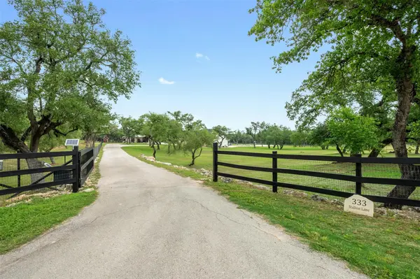 333 Stallion LN, Dripping Springs, TX 78620