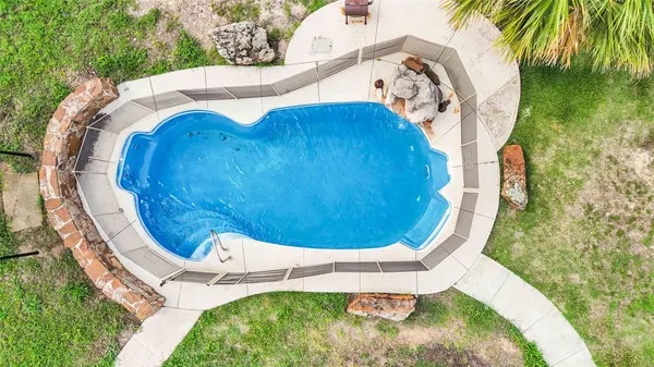 227 Henderson LN, Lockhart, TX 78644