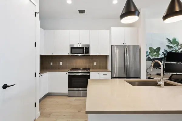 800 Embassy DR #413, Austin, TX 78702