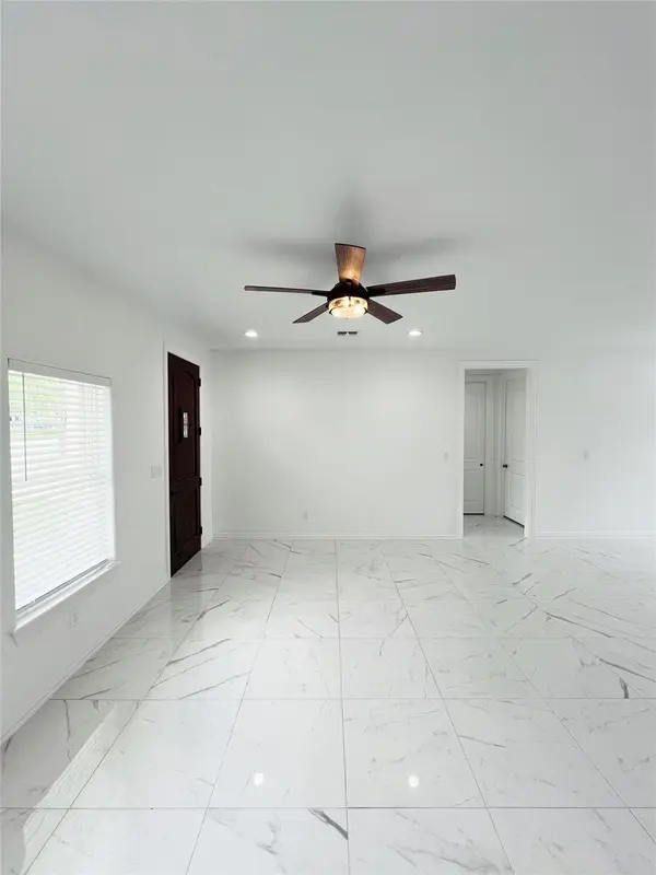 614 S Middle ST, Flatonia, TX 78941