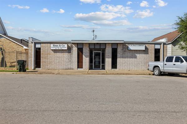 251 E Hempstead ST, Giddings, TX 78942