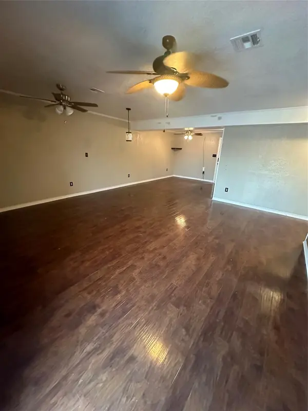 8 W Mesquite Ave, Rogers, TX 76569
