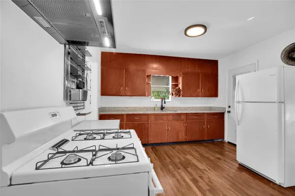 1607 E 4th ST, Taylor, TX 76574