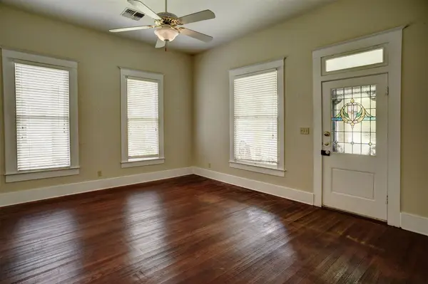 602 Mills ST, Smithville, TX 78957