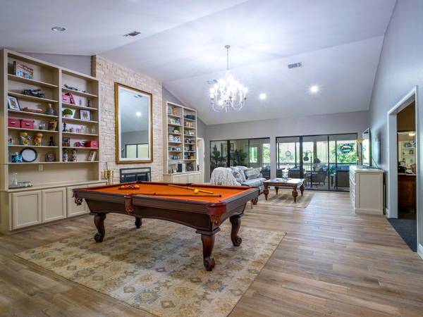 313 Meadowlakes DR, Meadowlakes, TX 78654