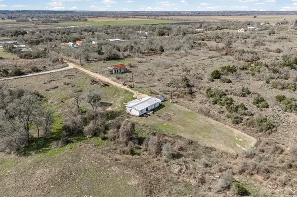 250 McDuffy LN, West Point, TX 78963