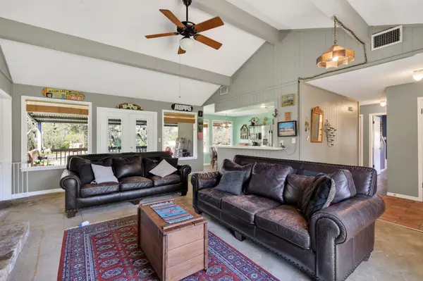 12 Creekwood DR, Schulenburg, TX 78956