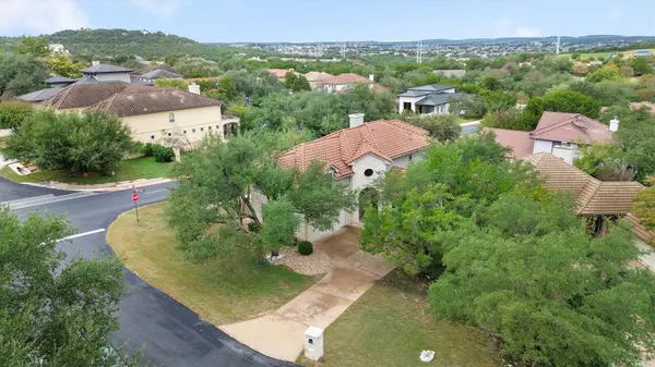 6 Monarch Oaks LN, The Hills, TX 78738