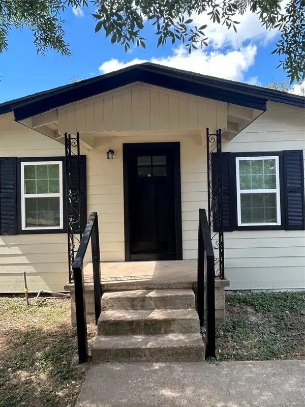 317 Webb ST, Smithville, TX 78957