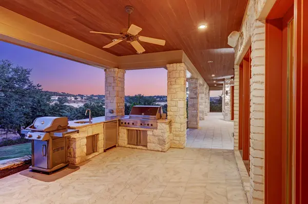 19586 Sandcastle DR, Spicewood, TX 78669